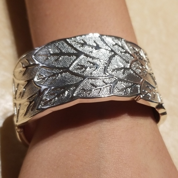 High Polished Silver Color Leaf Bangle Bracelet - Picture 4 of 5